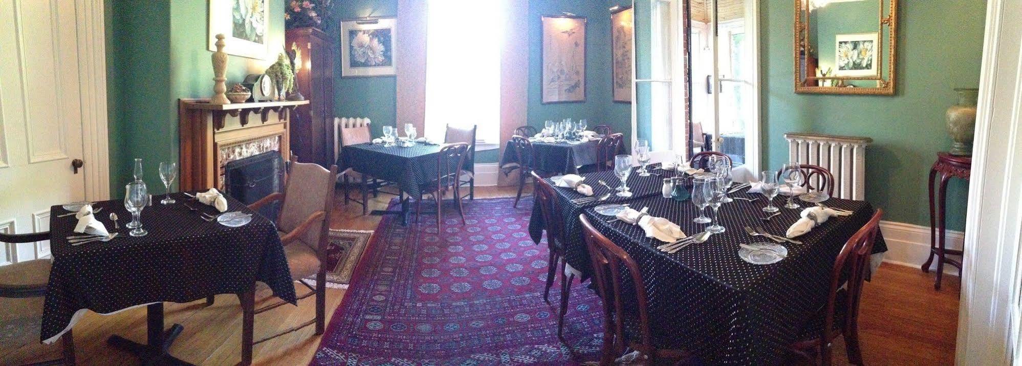 Trinity House Inn Gananoque Bagian luar foto