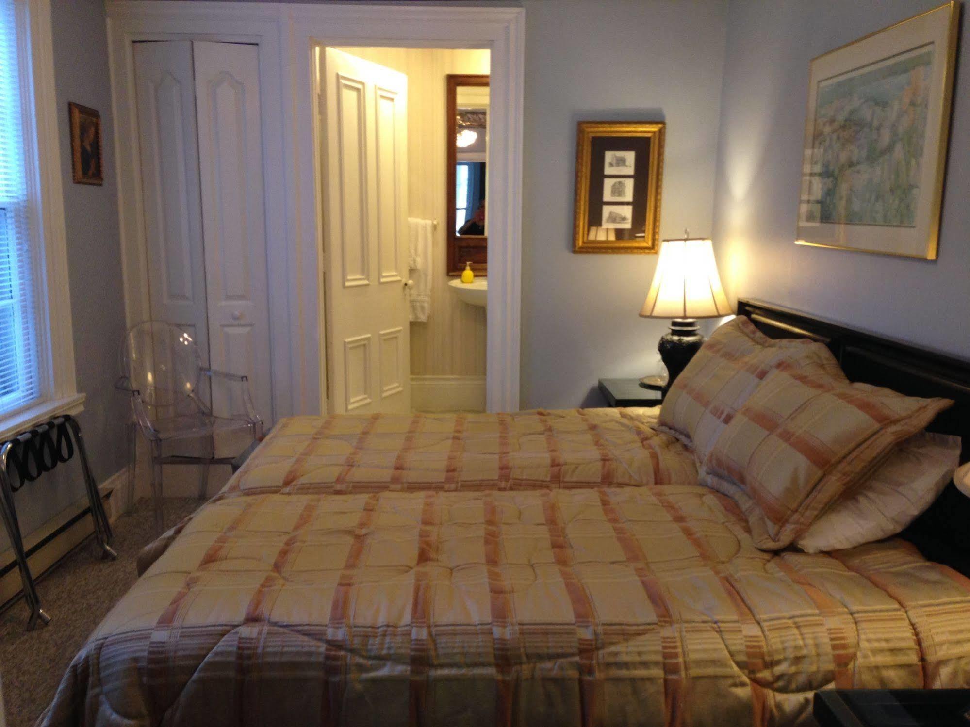 Trinity House Inn Gananoque Bagian luar foto