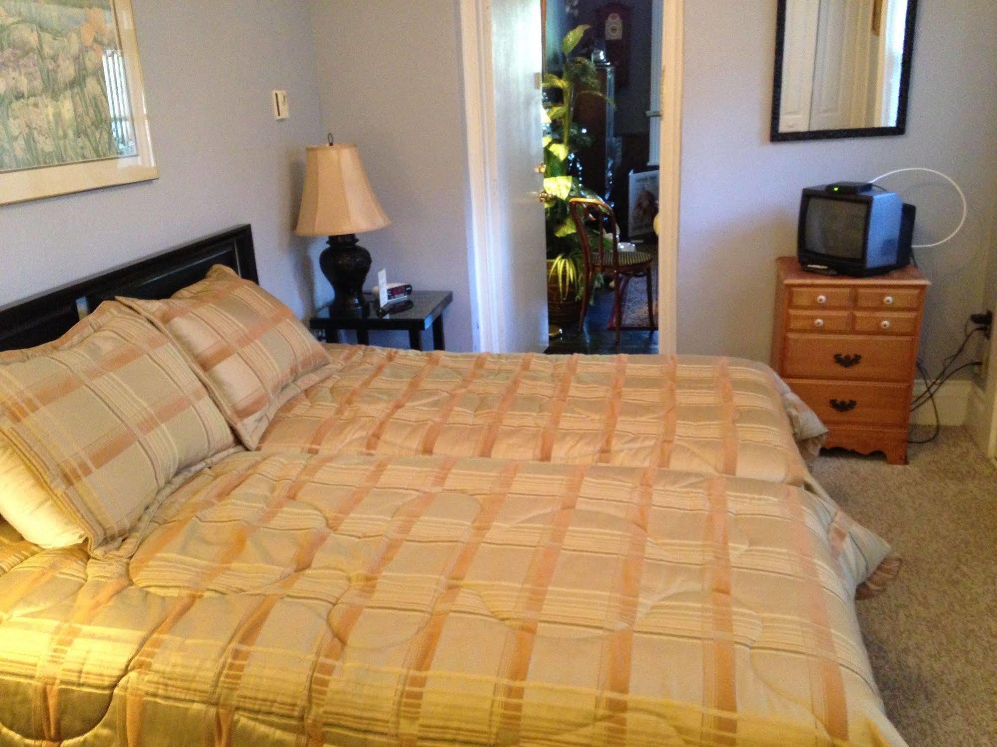 Trinity House Inn Gananoque Bagian luar foto