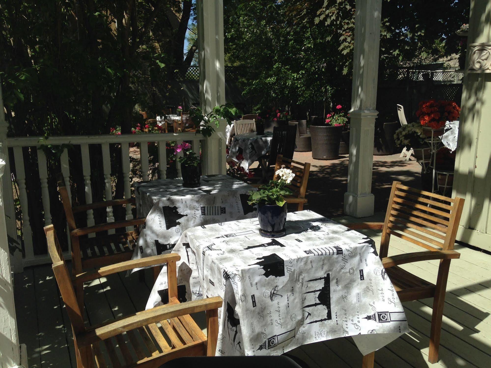 Trinity House Inn Gananoque Bagian luar foto