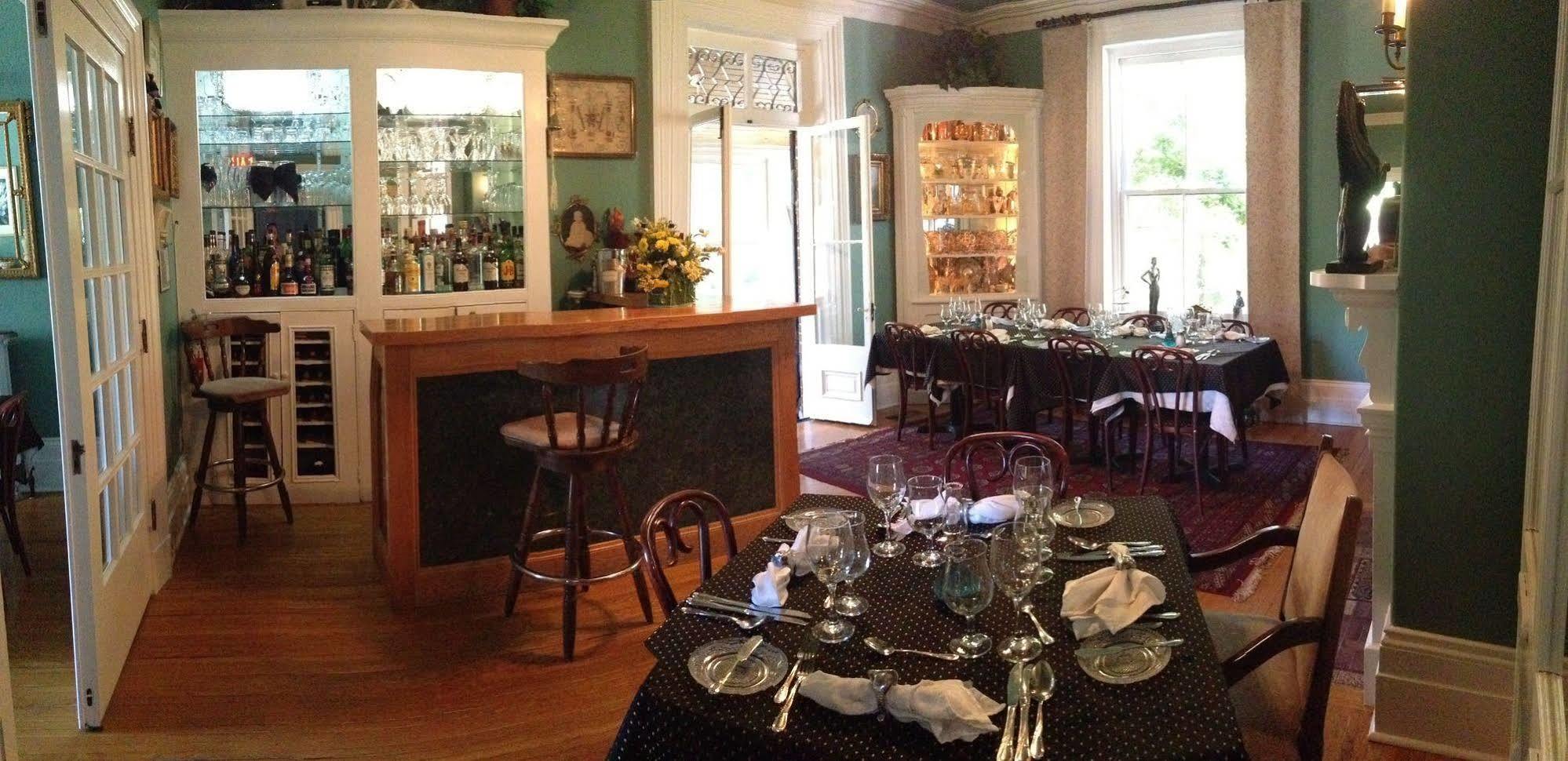 Trinity House Inn Gananoque Bagian luar foto