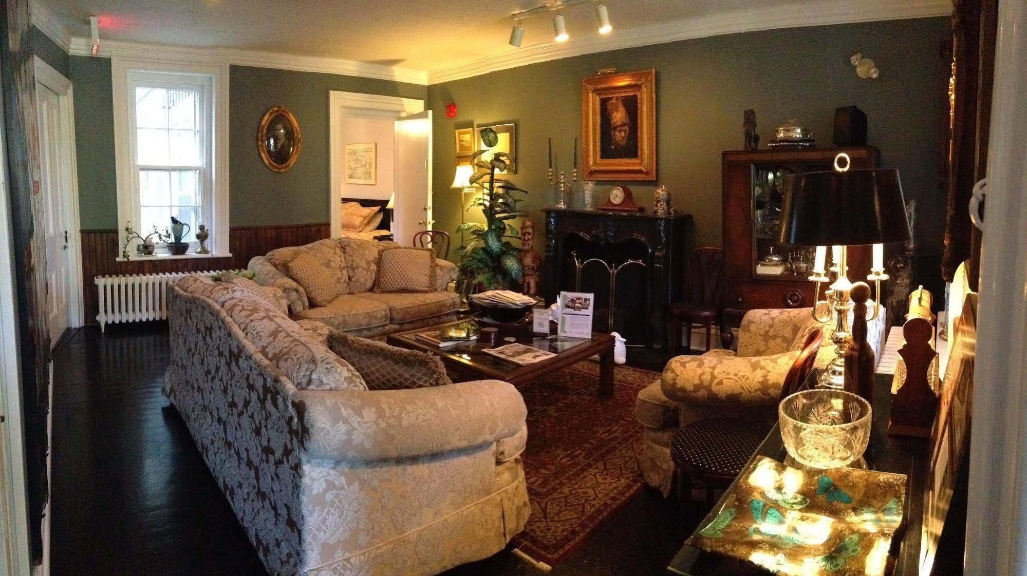 Trinity House Inn Gananoque Bagian luar foto