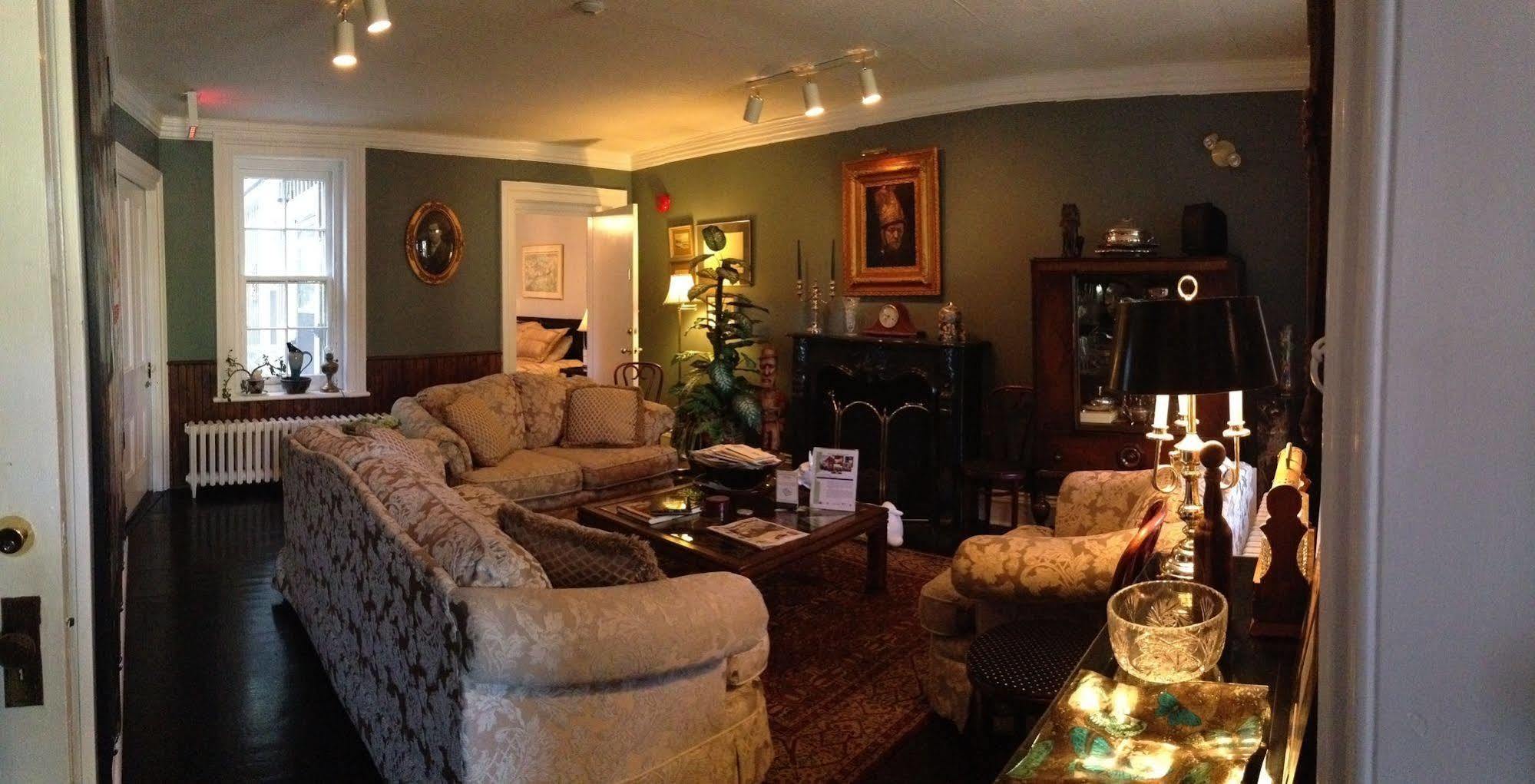 Trinity House Inn Gananoque Bagian luar foto