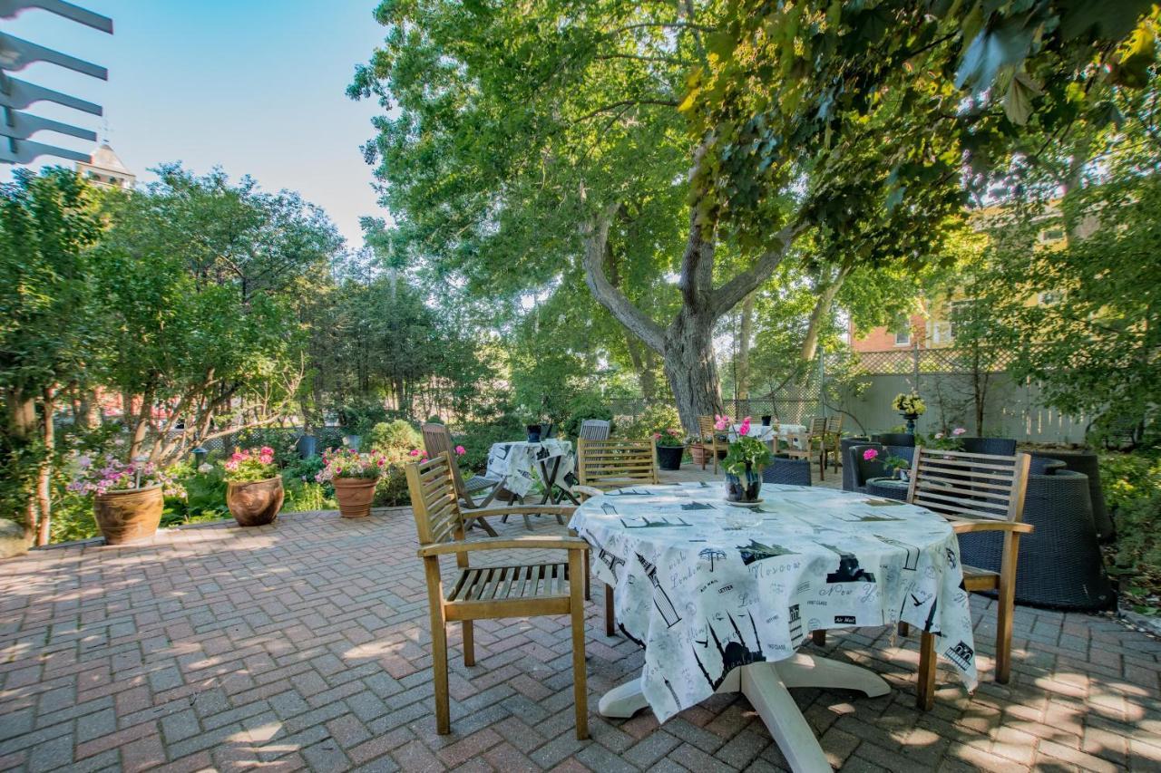 Trinity House Inn Gananoque Bagian luar foto