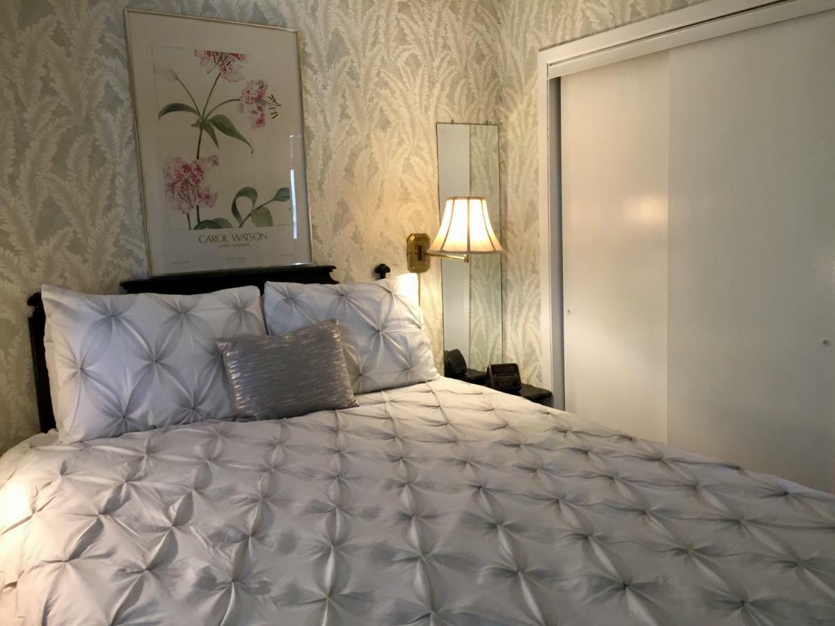 Trinity House Inn Gananoque Bagian luar foto
