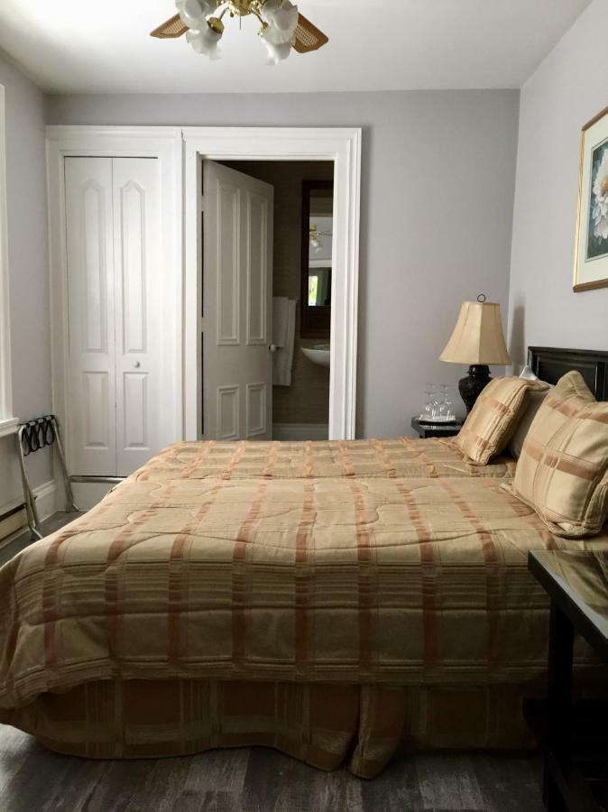 Trinity House Inn Gananoque Bagian luar foto