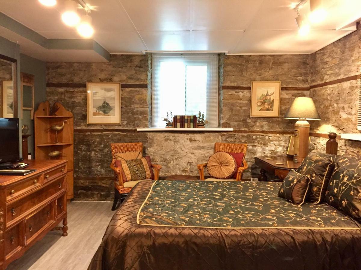 Trinity House Inn Gananoque Bagian luar foto