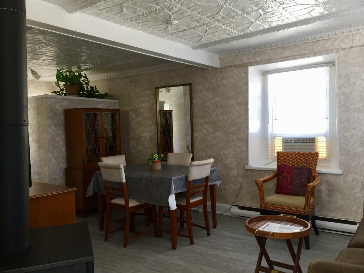 Trinity House Inn Gananoque Bagian luar foto