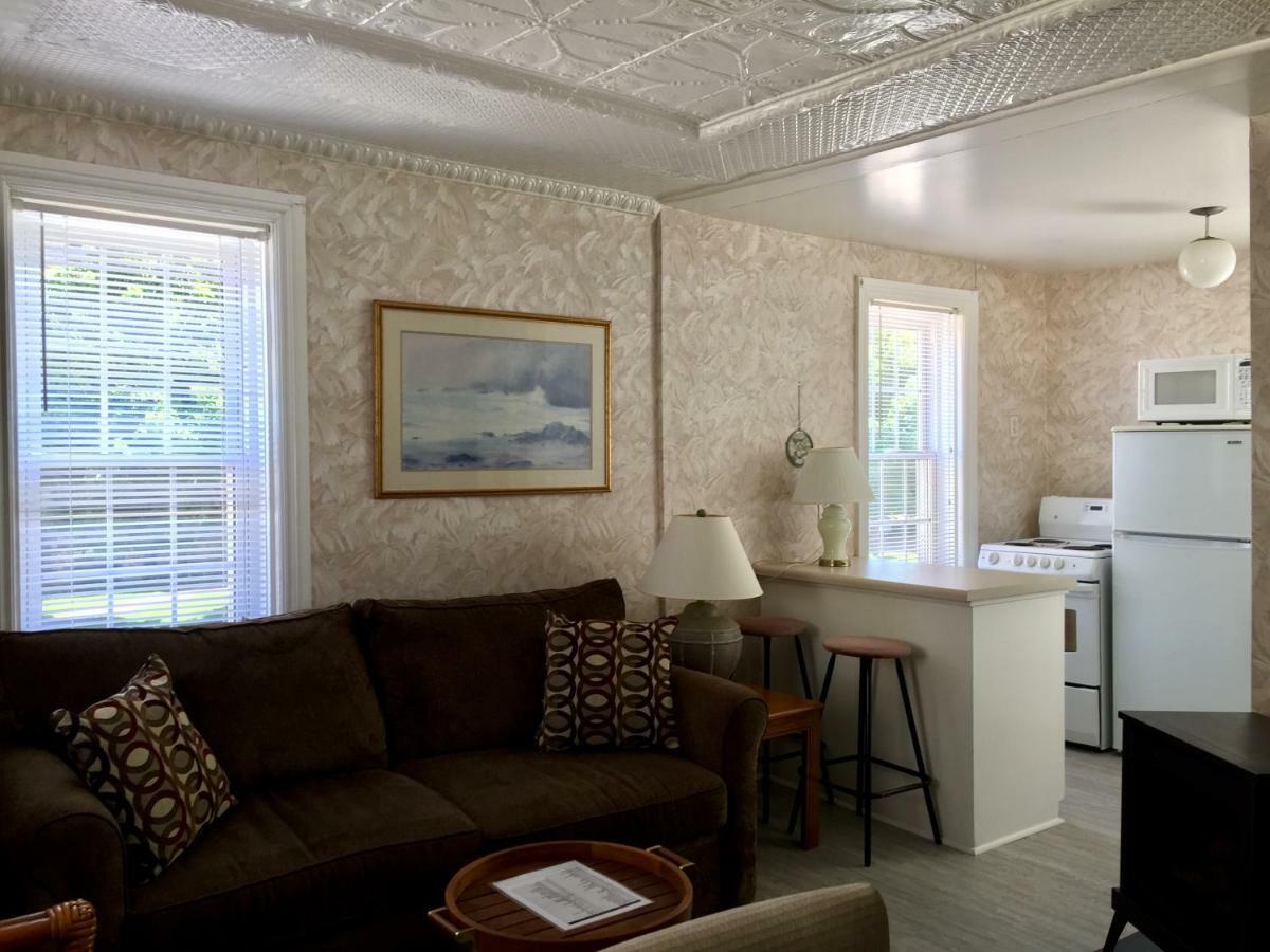 Trinity House Inn Gananoque Bagian luar foto