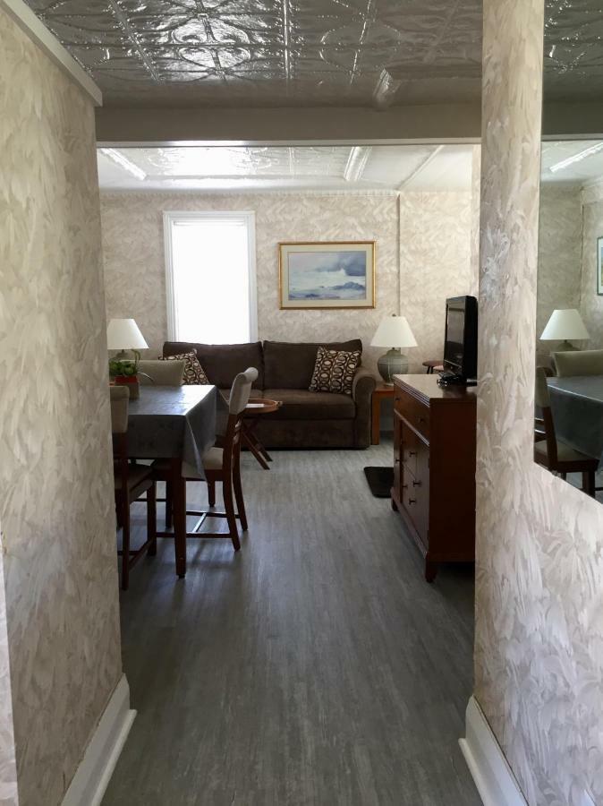 Trinity House Inn Gananoque Bagian luar foto