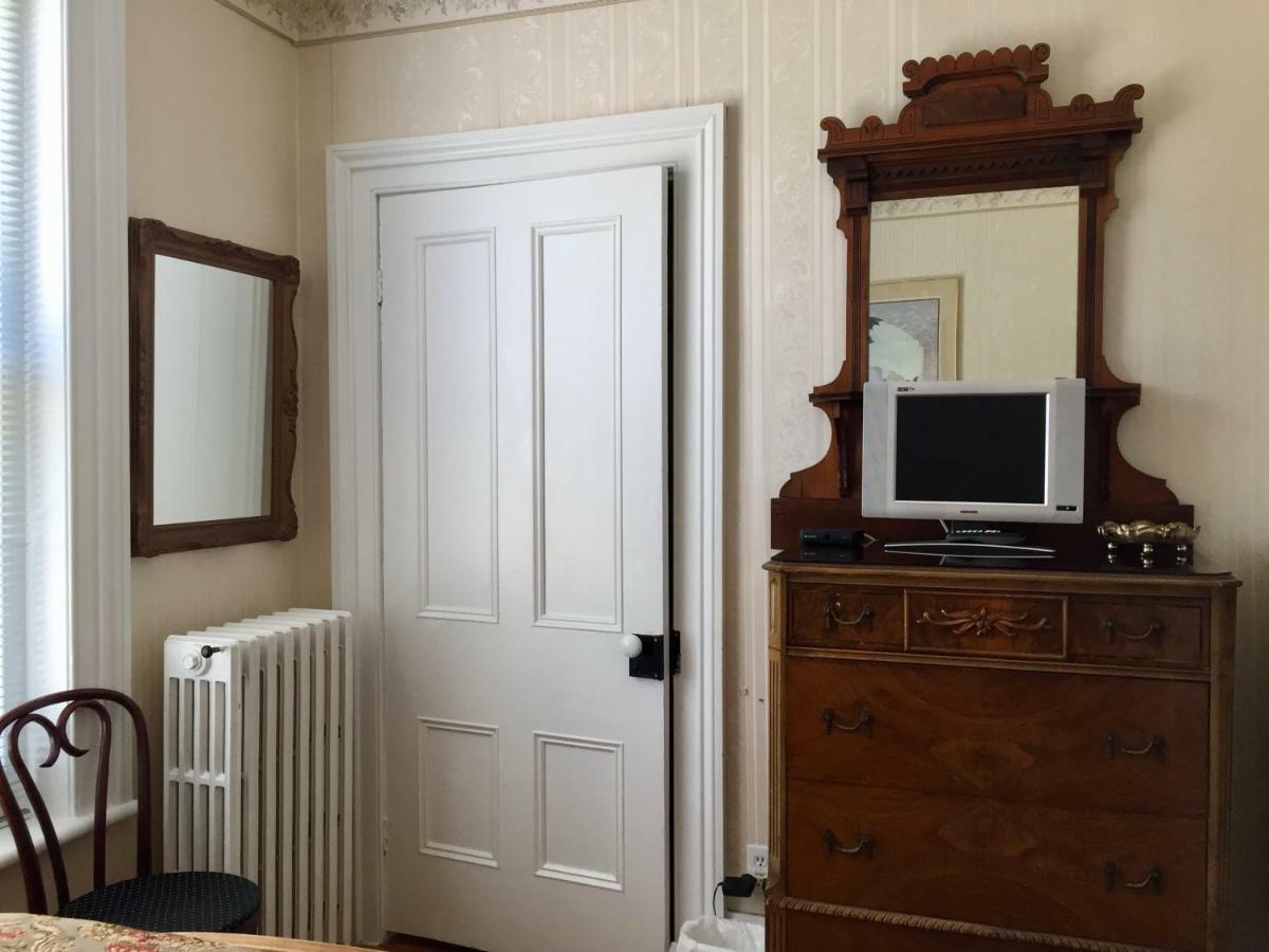 Trinity House Inn Gananoque Bagian luar foto