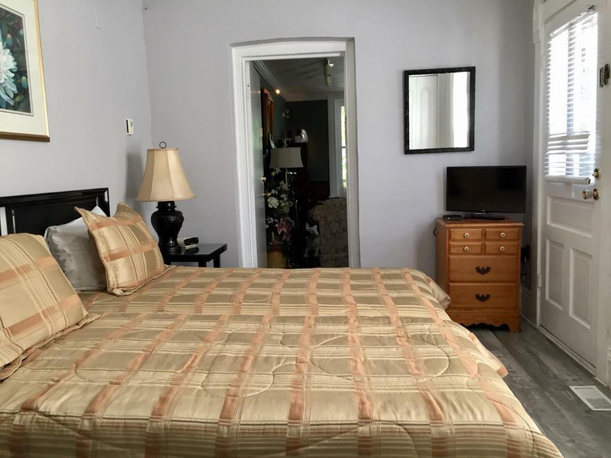 Trinity House Inn Gananoque Bagian luar foto