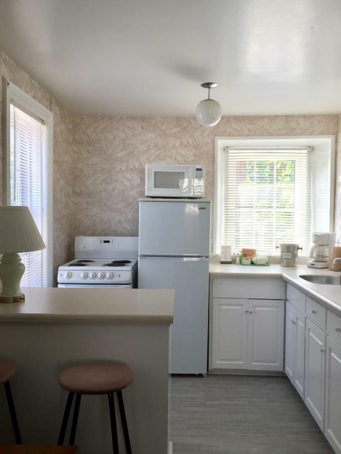Trinity House Inn Gananoque Bagian luar foto