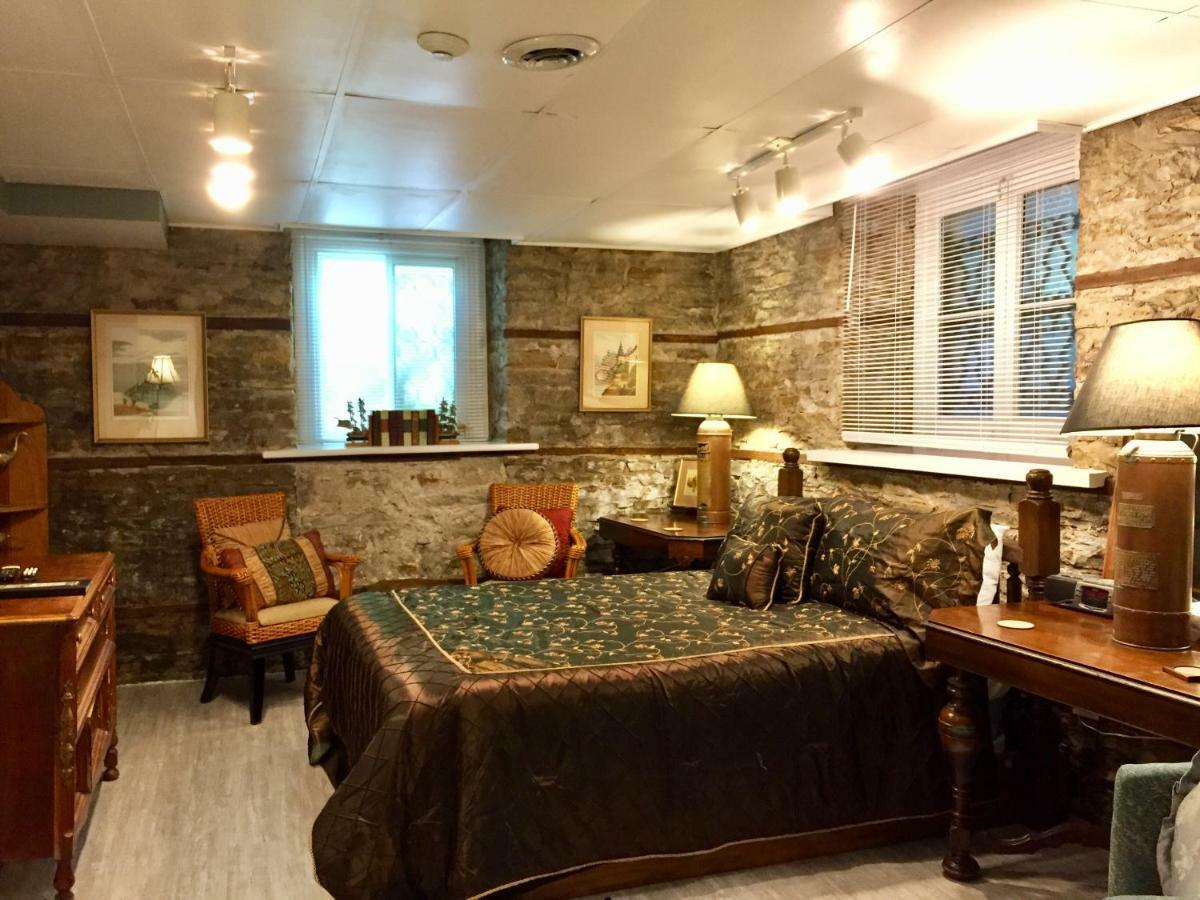 Trinity House Inn Gananoque Bagian luar foto