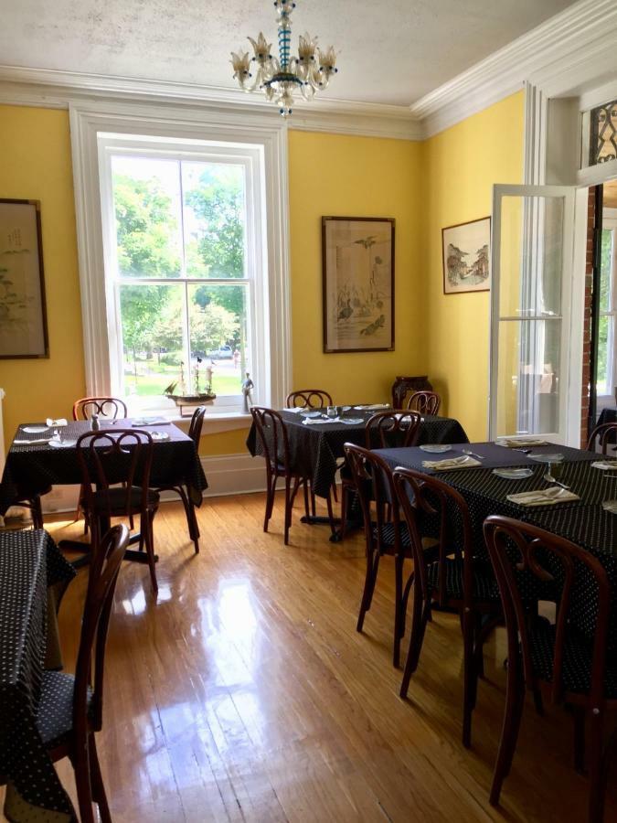 Trinity House Inn Gananoque Bagian luar foto