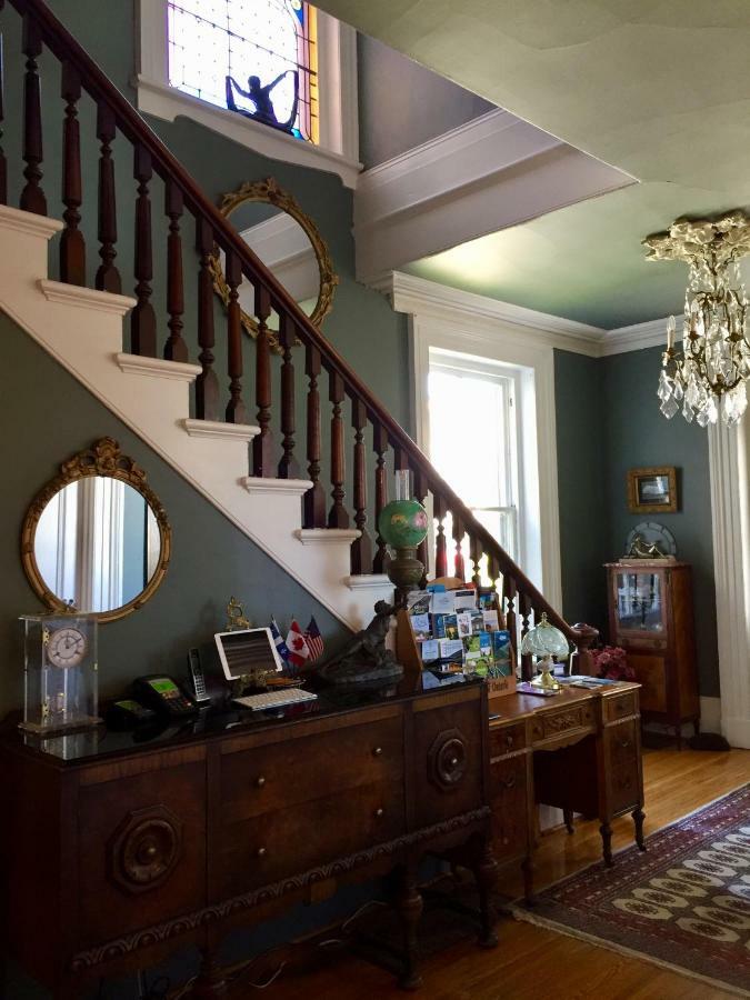 Trinity House Inn Gananoque Bagian luar foto